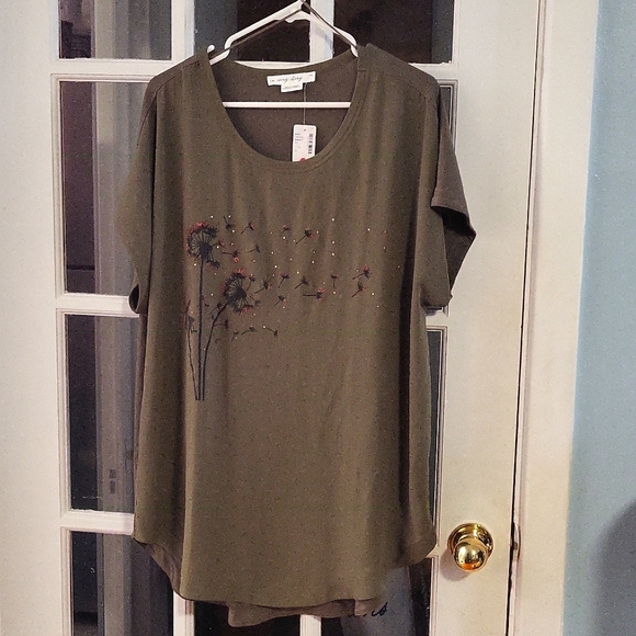 In Evey story by penningston Tops - Casual women's top with floral printed design front green 1X size Brand new tag.